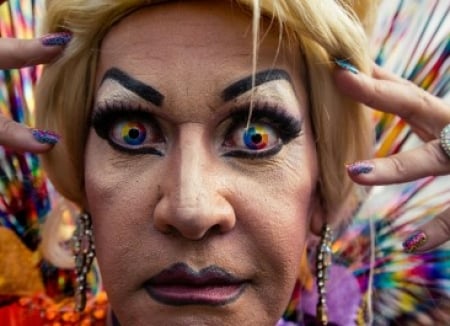 Apburošā drag queens subkultūra: kas slēpjas aiz spilgtā grima un iespaidīgajiem tērpiem?