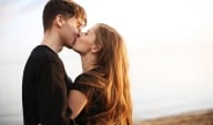 Skūpsti un glāsti – spēcīgāku attiecību atslēga