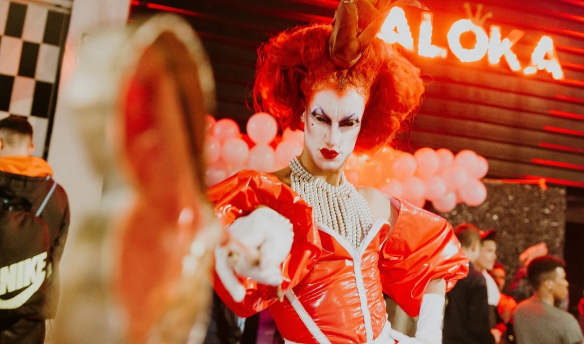 Apburošā drag queens subkultūra: kas slēpjas aiz spilgtā grima un iespaidīgajiem tērpiem?
