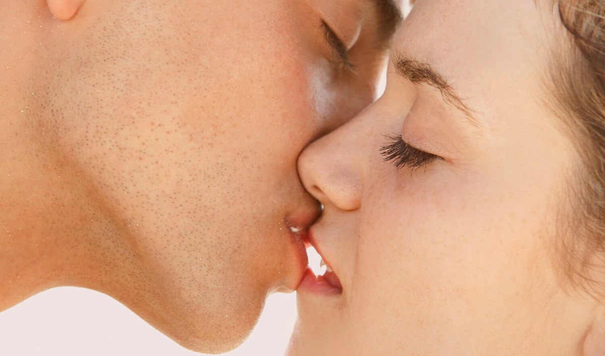 Поцелуи и объятия - ключ к укреплению отношений